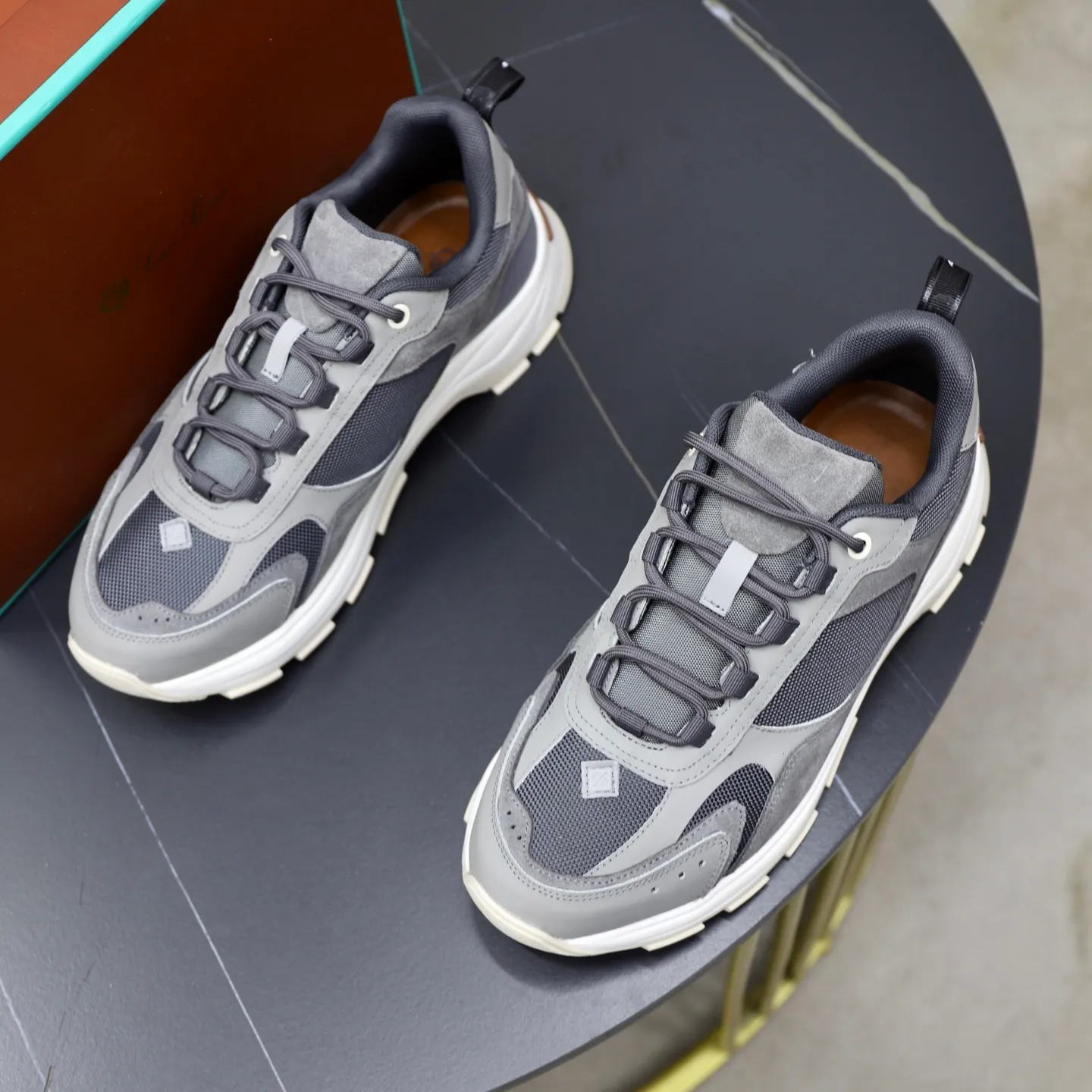 Factory price: 💰520Loropiana LP men's shoes ♞size; 38-44 "45.46 customization" cowhide stitching. It is really easy to wear, lazy, loose, casual, perfect comfort. There are many color choices, and they all look good with clothes. Is it true that Loropiana can bring social value? “Loropiana is the best thing money can buy”